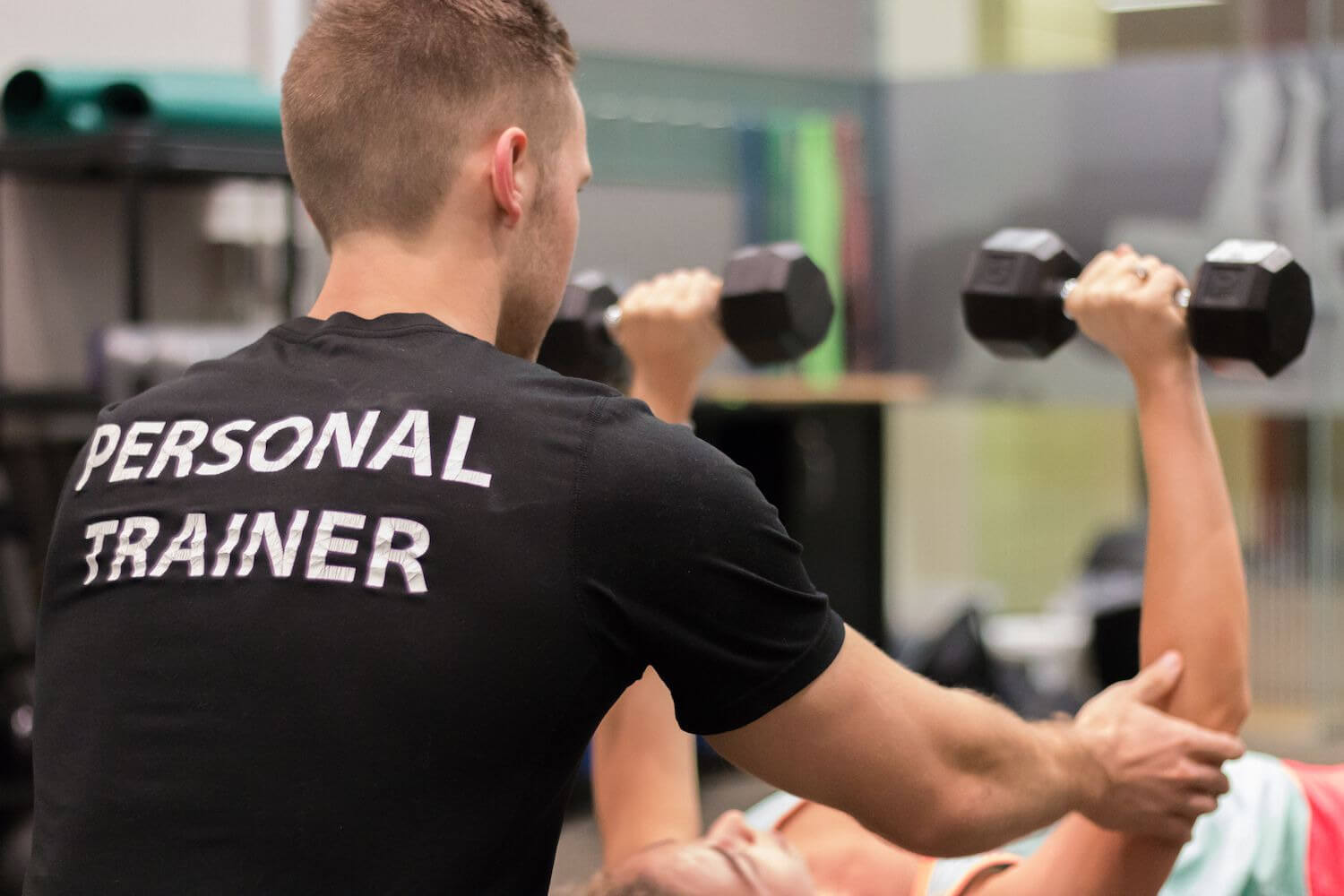 Tomás entrenando con mancuernas